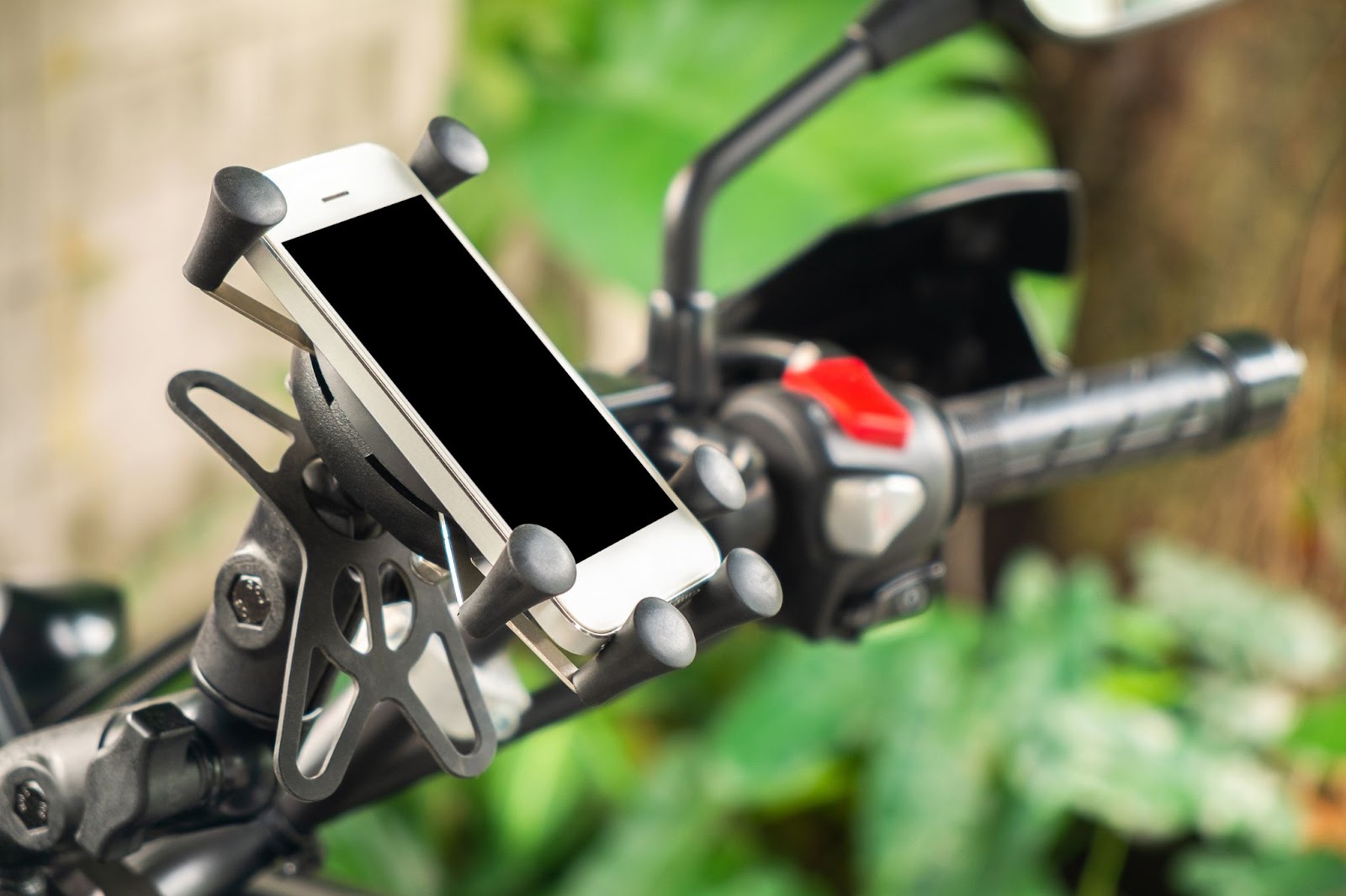 Soporte para móvil o GPS en el manillar de una moto