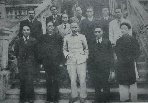 Bộ trưởng Bộ Nội vụ Võ Nguyên Giáp (đứng hàng đầu, ngoài cùng bên trái) và Chủ tịch Hồ Chí Minh (hàng đầu, đứng giữa) trong lần ra mắt Chính phủ Cách mạng lâm thời nước Việt Nam Dân chủ Cộng hoà, tháng 9/1945. Ảnh: tư liệu