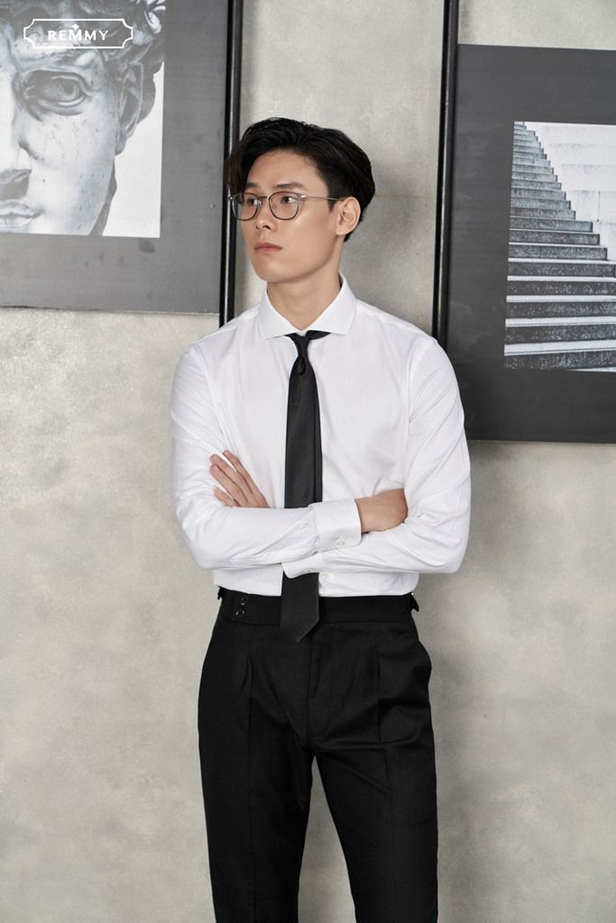Cà vạt đen và sơ mi trắng là cách mix hoàn hảo