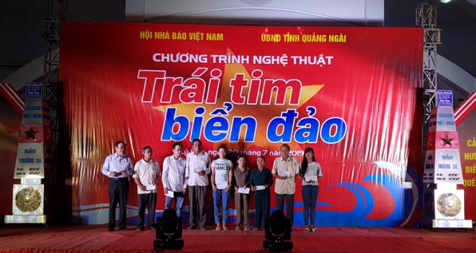 Đồng chí Mai Đức Lộc - Phó Chủ tịch Hội Nhà báo Việt Nam trao quà cho đại diện các gia đình Thương binh liệt sĩ. Ảnh: Lê Bá Sơn