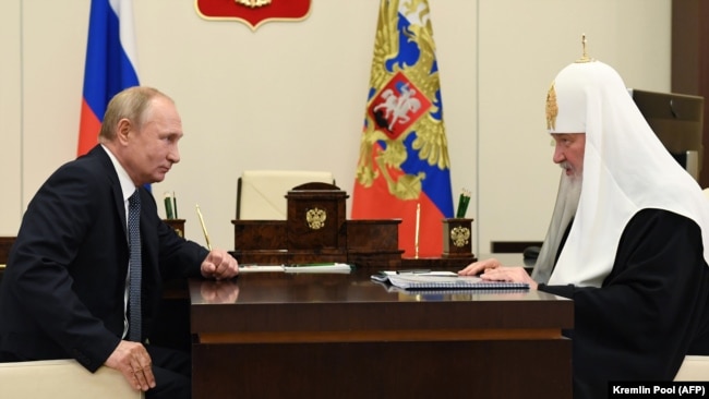 Президент Росії Володимир Путін (ліворуч) і Московський патріарх Кирило у державній резиденції біля Москви, 20 листопада 2020 року