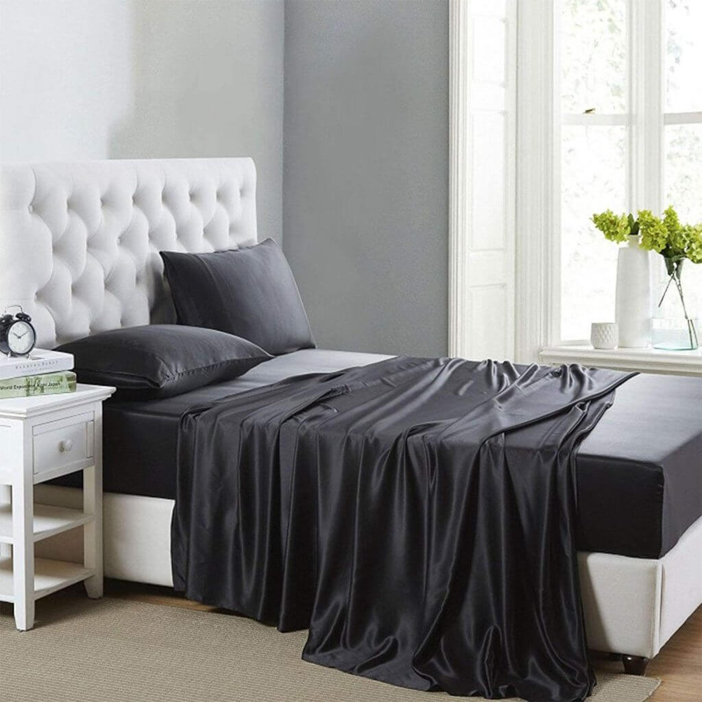 Drap giường phi lụa màu đen thể hiện cho sự quý phái, bí ẩn