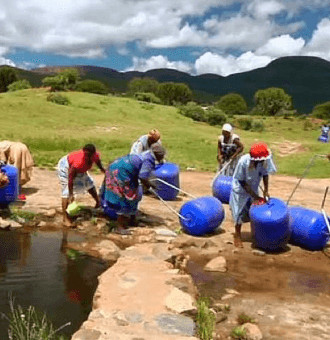 HIPPO WATER(roller project to ease the transportation .It can transport till 90 liters)