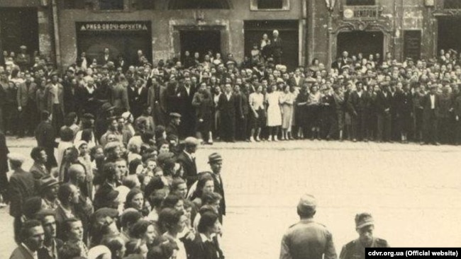 Львів'яни чекають на проголошення Акту відновлення Української держави.  Львів, 30 червня 1941 року