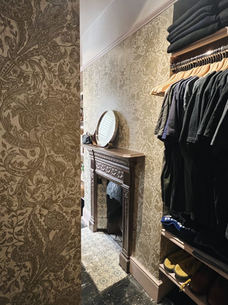 Wallpaper Sarkozi by Mind The Gap, pink paint Temple by Paint and Paper Library, ceiling in Leather II