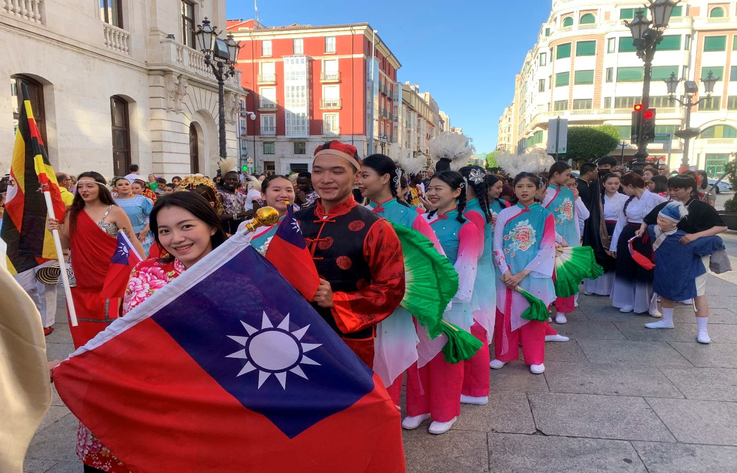 圖十八：市區踩街是晚會開演前的前奏曲。各國團隊傳統服飾、國旗、音樂、表演都是吸睛的焦點