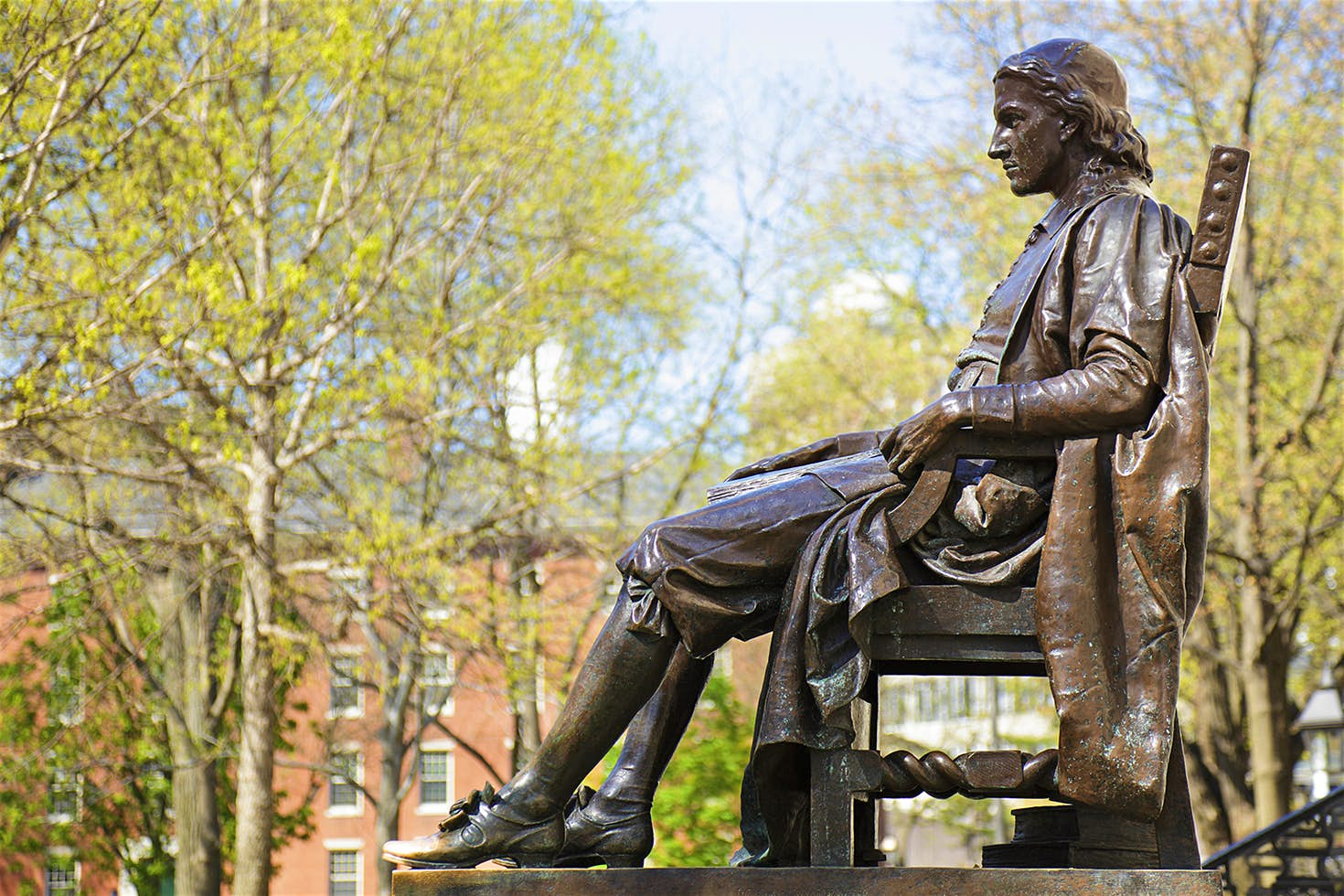 হার্ভার্ড বিশ্ববিদ্যালয়, havard university statue