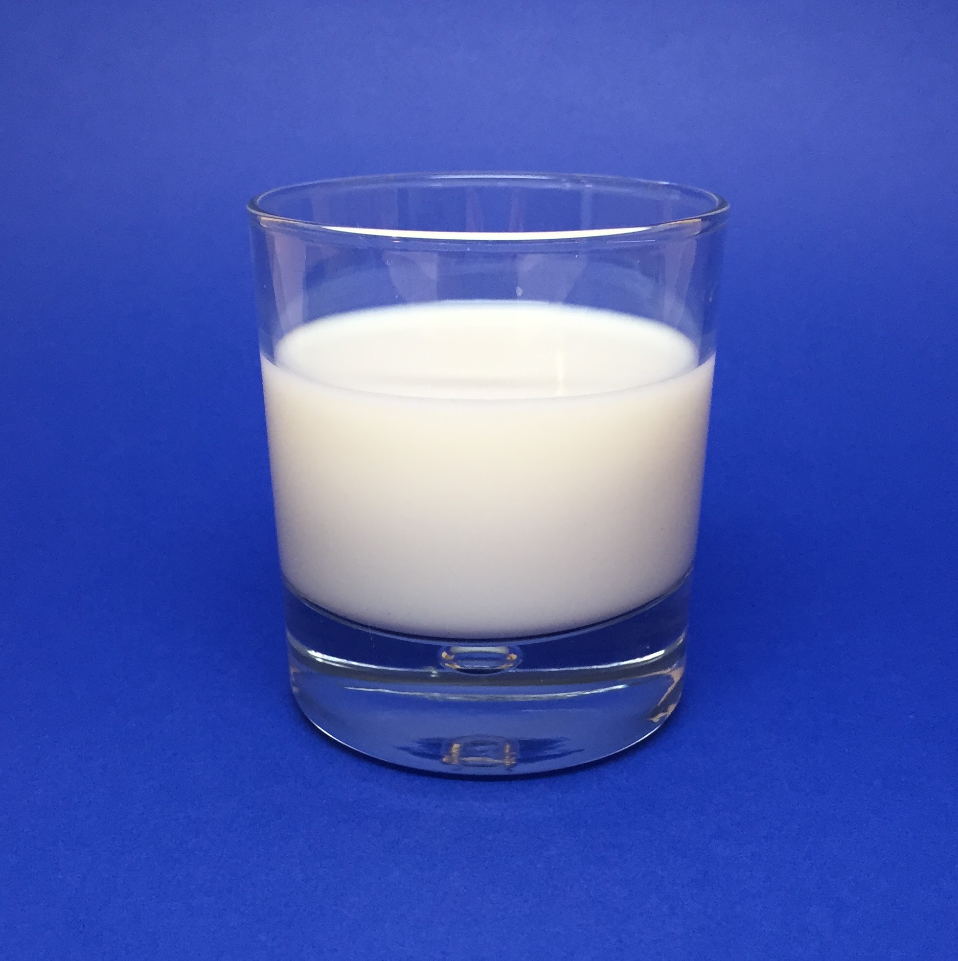 https://upload.wikimedia.org/wikipedia/commons/a/a5/Glass_of_Milk_%2833657535532%29.jpg
