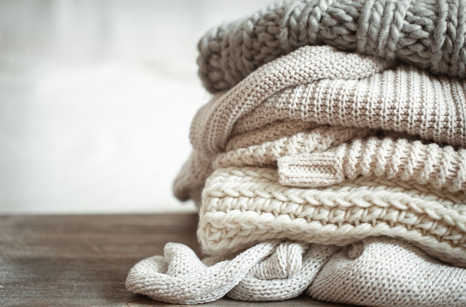 Wełniane beżowe swetry