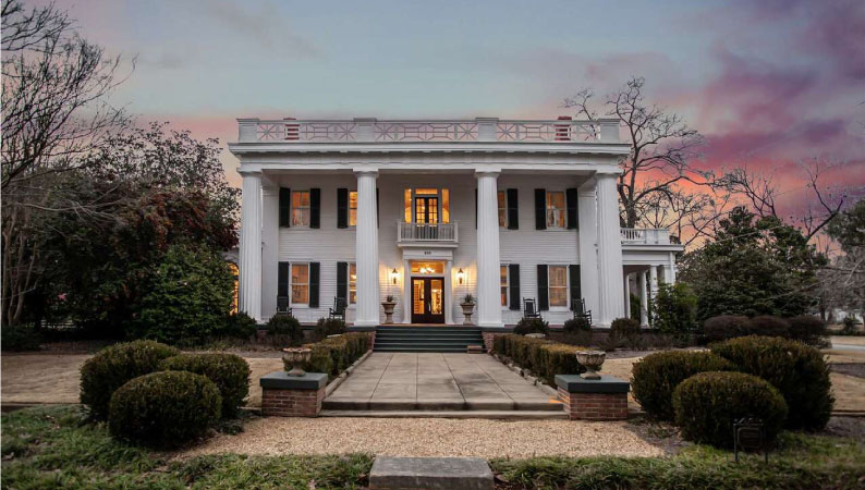 Historic home with columns and a grand entrance in Madison, Georgia. 